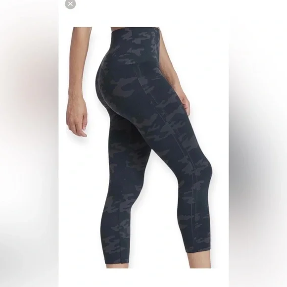 Spanx Cropped Look at Me Now Black Camo Leggings size 1X - Picture 7 of 14